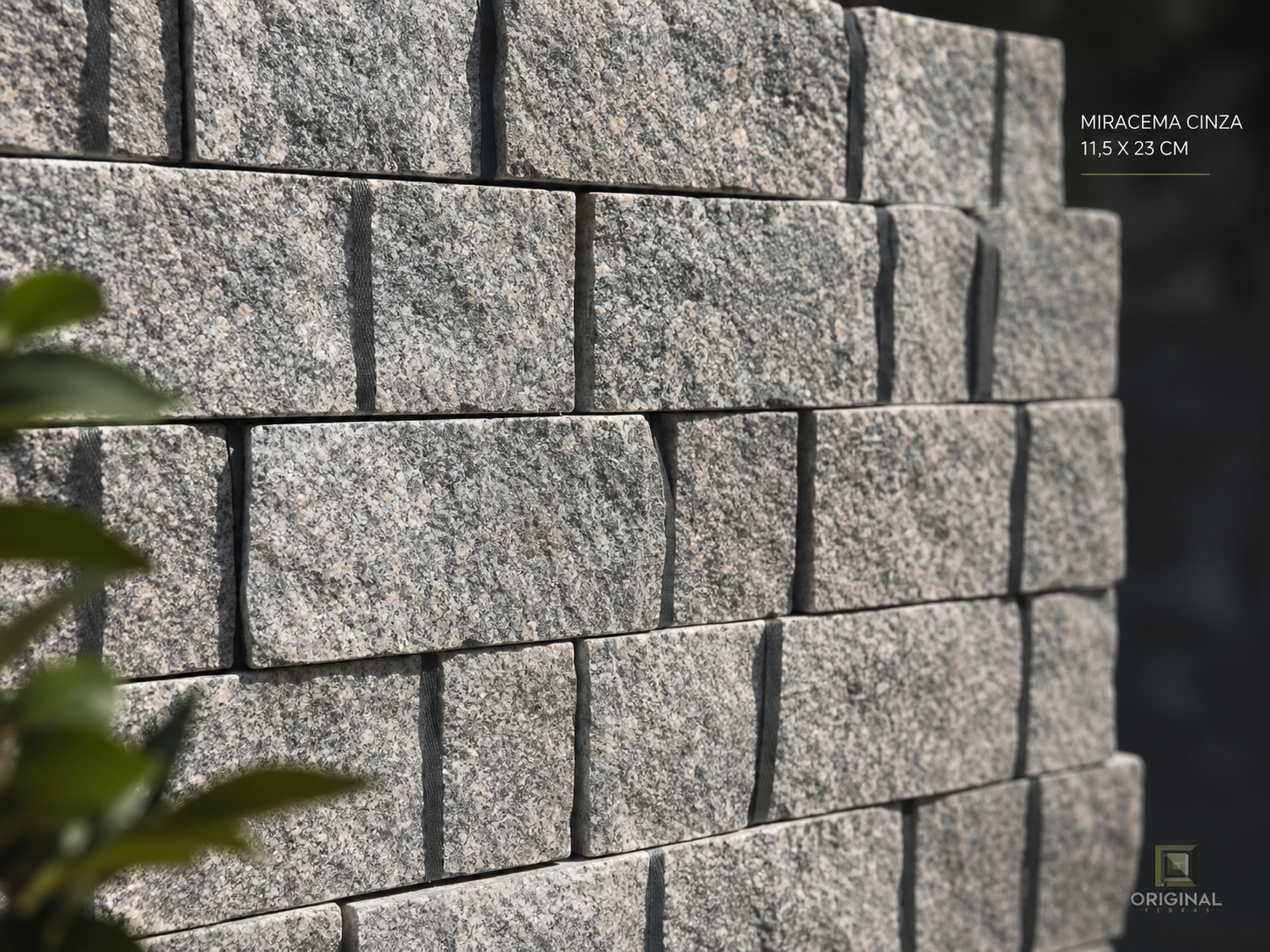 Detalhe da Pedra Miracema Cinza aplicada em muro